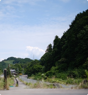 集落へ続く坂道
